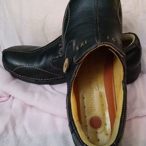 Clarks shoes brown, with button size 8